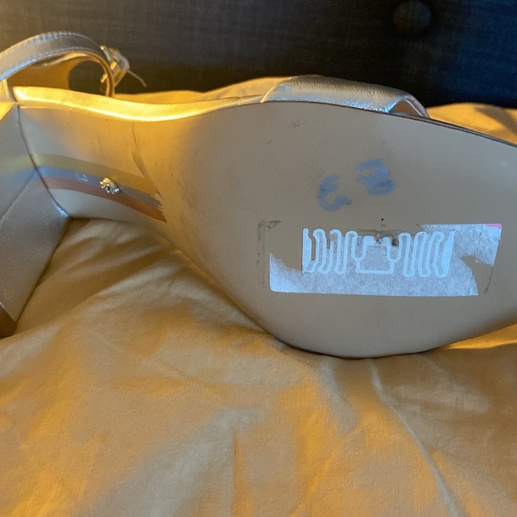 Silver dress sandals, size 9, NWT, Sam Elderman, block heel (3.5-4”) retail $120 - Picture 4 of 9